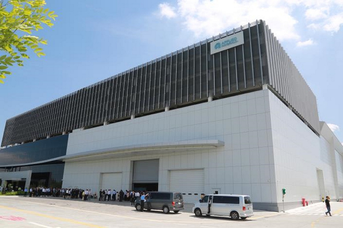 應用材料公司台南第二座顯示器設備製造中心與研發實驗室新廠在台南科學園區舉行開幕典禮，台南市長黃偉哲陪同陳建仁副總統、科技部長陳良基及AIT酈英傑處長應邀出席活動。 圖：黃博郎／攝