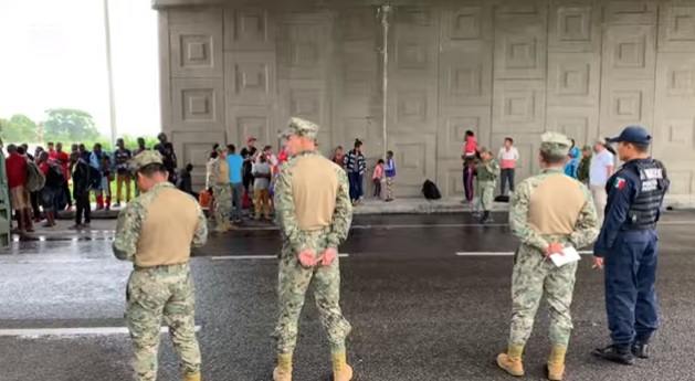 墨西哥當局加強人手，在靠近瓜地馬拉的邊境城市塔帕丘拉高速公路進行攔路檢查，封鎖拉美移民前進美國之路。 圖：翻攝自YouTube/Grupo REFORMA