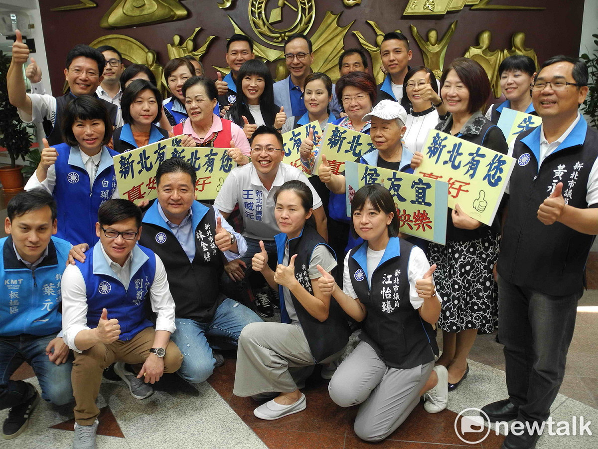 朱立倫今天到新北市議會接受國民黨團為他慶生，受到黨籍議員熱情歡迎。 圖：王峻昌/攝