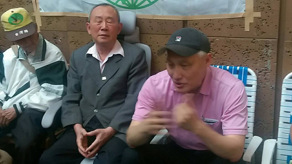 江蓋世不捨黃華的絕食，惺惺相惜 ，留下不捨的眼淚。 圖：作者提供