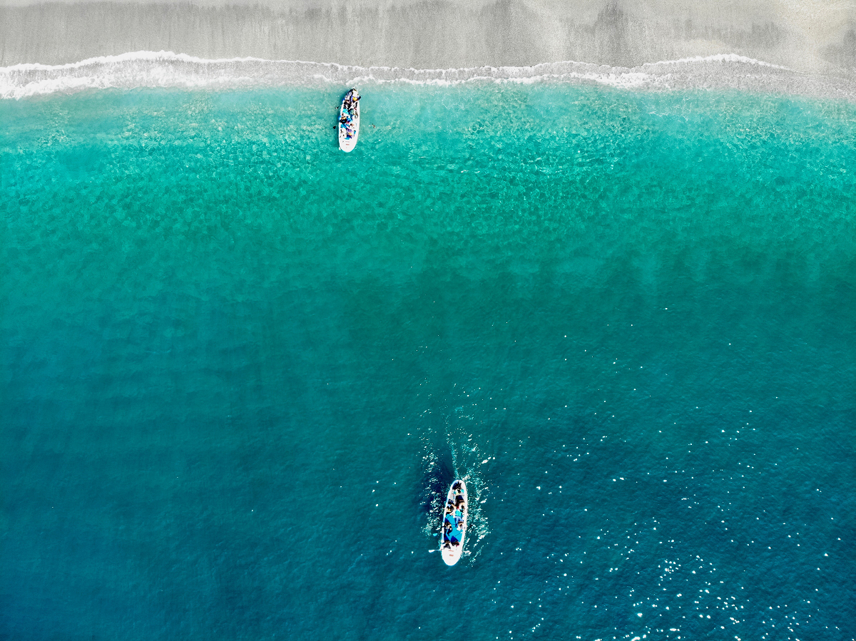 從空中俯拍SUP運動，乘著衝浪板探索海洋。 圖：水行者立槳SUP運動旅遊體驗平台 ／提供