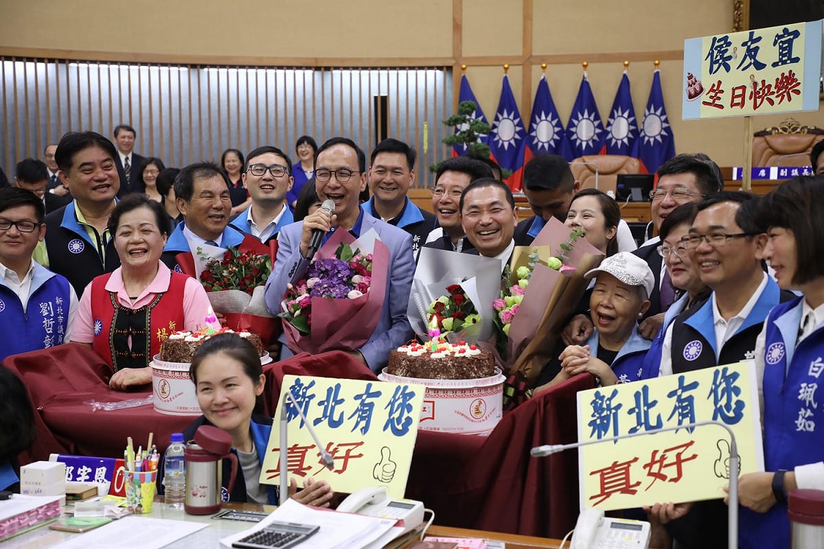 新北市議會國民黨黨團今天邀請前市長朱立倫回娘家，為同一天生日的朱立倫和現任市長侯友宜一起提前慶生。 圖：朱立倫辦公室／提供