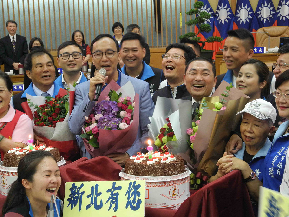 前新北市長朱立倫與市長侯友宜都是6月7日生日，新北市議會國民黨團在議會為兩人慶生，朱自評他與侯最大特點「非常怕老婆」。 圖：王峻昌/攝