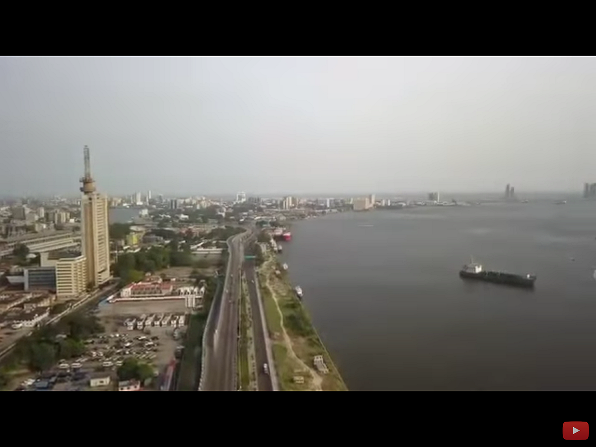 美中貿易戰砲火猛烈，但也流彈四射。根據「國際在線」的報導，非洲人口第一大國奈及利亞（中國大陸譯為尼日利亞，Federal Republic of Nigeria）主流媒體《抨擊報》，6月4日刊登該國國際關係學者塔約·歐克博士的評論文章＜美國與華為的攤牌波及尼日利亞經濟＞，道破了近來美國在多個領域頻頻向中國發難的盤算，以及其對這個非洲第一大經濟體造成的影響。 圖：翻攝自Youtube