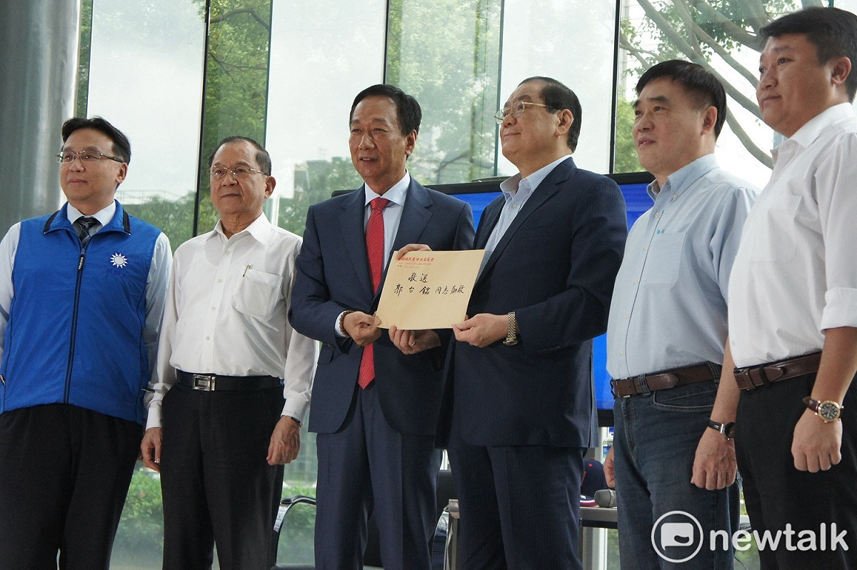 鴻海董事長郭台銘接受5人小組徵詢，表達願參加國民黨總統初選意願。 圖：黃建豪/攝