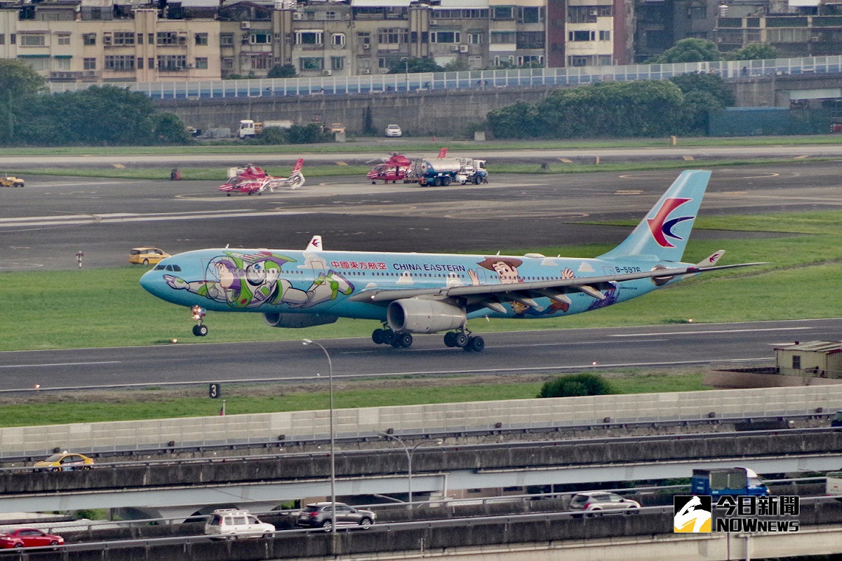 中國東方航空玩具總動員主題彩繪機第一次來到台灣，今（ 6 ）日約 15:55 降落台北松山機場。 圖／記者陳致宇攝, 2019.06.06