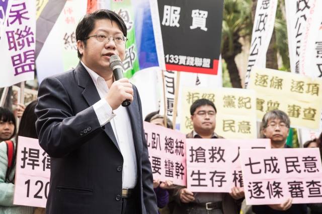 提問人之一的賴中強搶先在臉書曝光了將在民進黨初選人電視政見會上發問的2道題目。 圖：翻攝自賴中強臉書