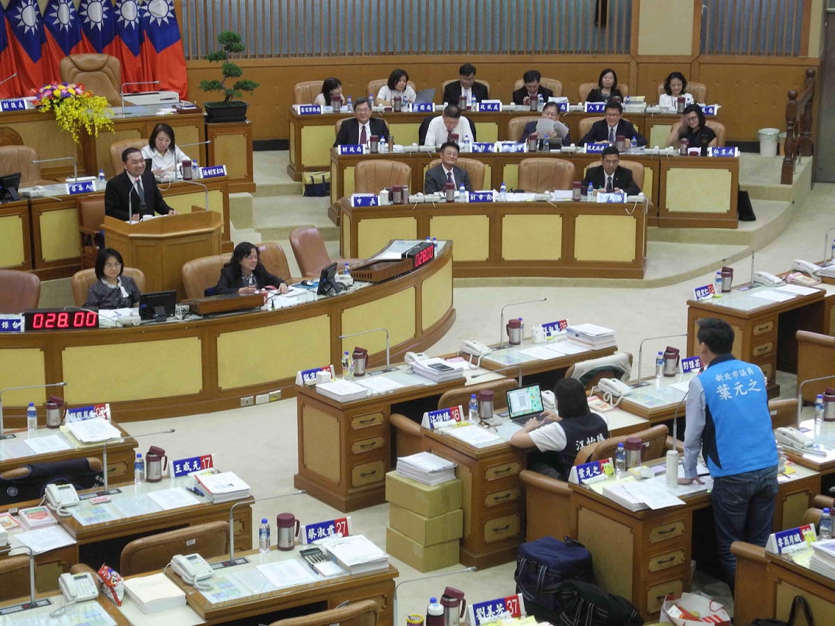 葉元之今天質詢侯友宜，轟郭台銘、批柯文哲、酸蘇貞昌。 圖：王峻昌/攝