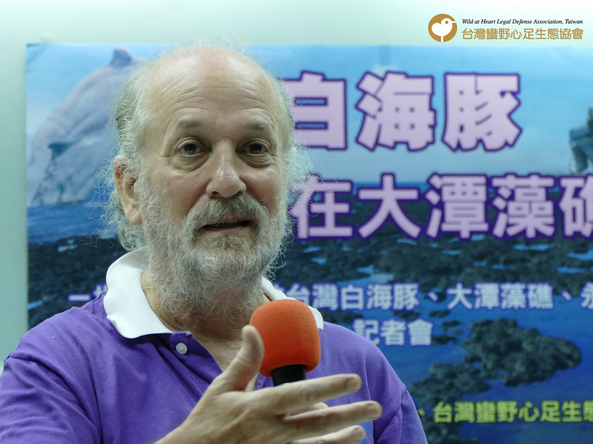 環保團體呼籲，希望附近正在施工的中油第三天然氣接收站停工，重啟環評。圖為出席記者會的台灣媽祖魚保育聯盟理事長文魯彬。 圖：台灣蠻野心足生態協會提供