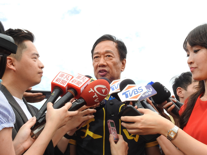 鴻海董事長郭台銘在國民黨總統初選，被人形容和對手是權貴和庶民的戰爭，他表示，小時候全家擠4坪地，從做黑手出身，不炒房、不炒地，絕不是權貴。 圖：中央社