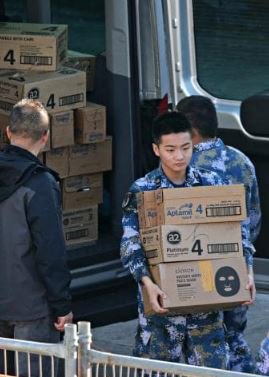 中國3艘軍艦本週突然造訪澳洲引發外界熱議，但軍艦離開雪梨港的前一天，有媒體拍到中國軍事人員把一箱箱的嬰兒配方奶粉、面膜和保久乳運上軍艦。 圖：翻攝自news.com.au 推特