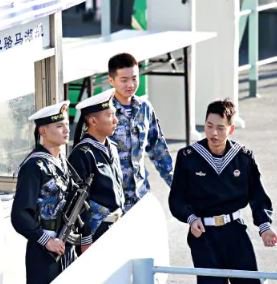 中國3艘軍艦3日上午停泊在雪梨港花園島海軍基地（Garden Island），突如其來造訪讓許多澳洲民眾相當震驚，包括新南威爾斯省省長貝麗吉克蓮（GladysBerejiklian），她並不知道這些軍艦和其700名軍事人員要造訪雪梨。 圖：翻攝自news.com.au 推特