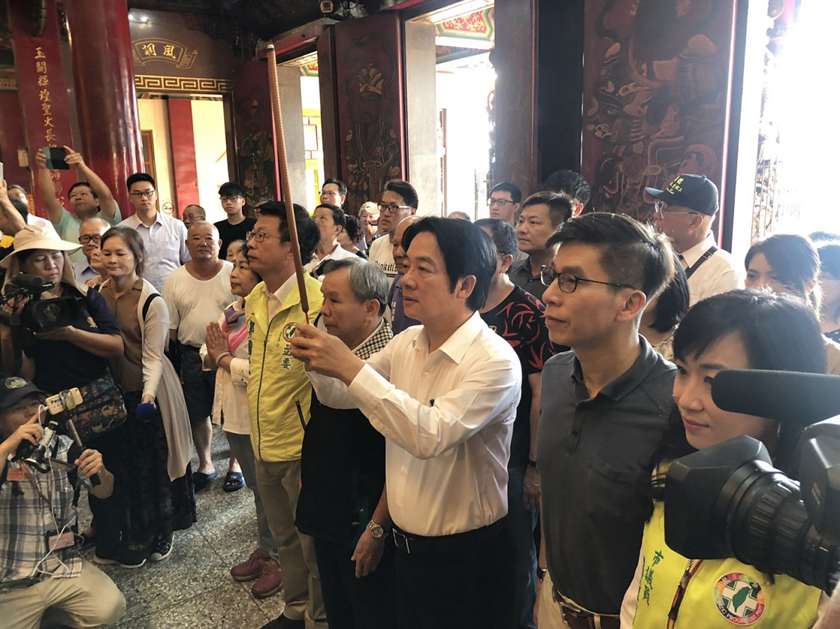 前行政院長賴清德便展開一連三天的「壯大台灣車隊遊行」，第一站造訪屏東玉皇宮。 圖：賴清德辦公室/提供