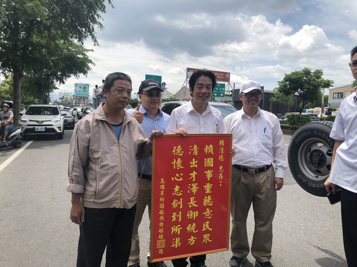 賴清德與支持者合影。 圖：賴清德辦公室/提供