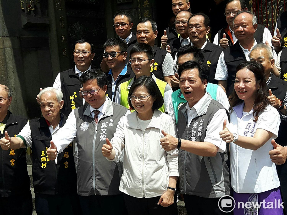 蔡英文今(9)日在桃園走訪4個行程，桃園市長鄭文燦也全程陪同。 圖：林昀真/攝