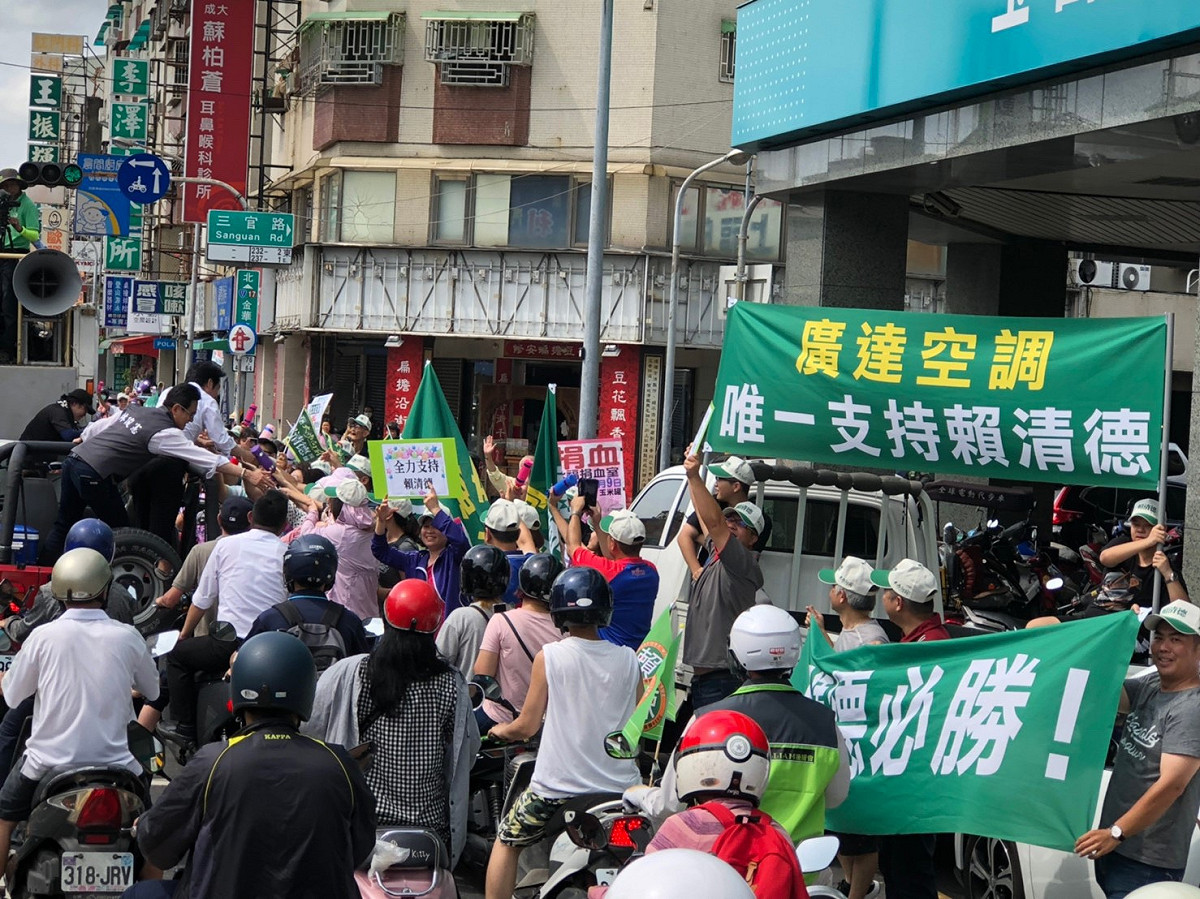 賴清德車隊行經的路線，沿途皆可以看到熱情的支持粉絲站出來替他加油打氣。 圖：賴清德競選辦公室提供