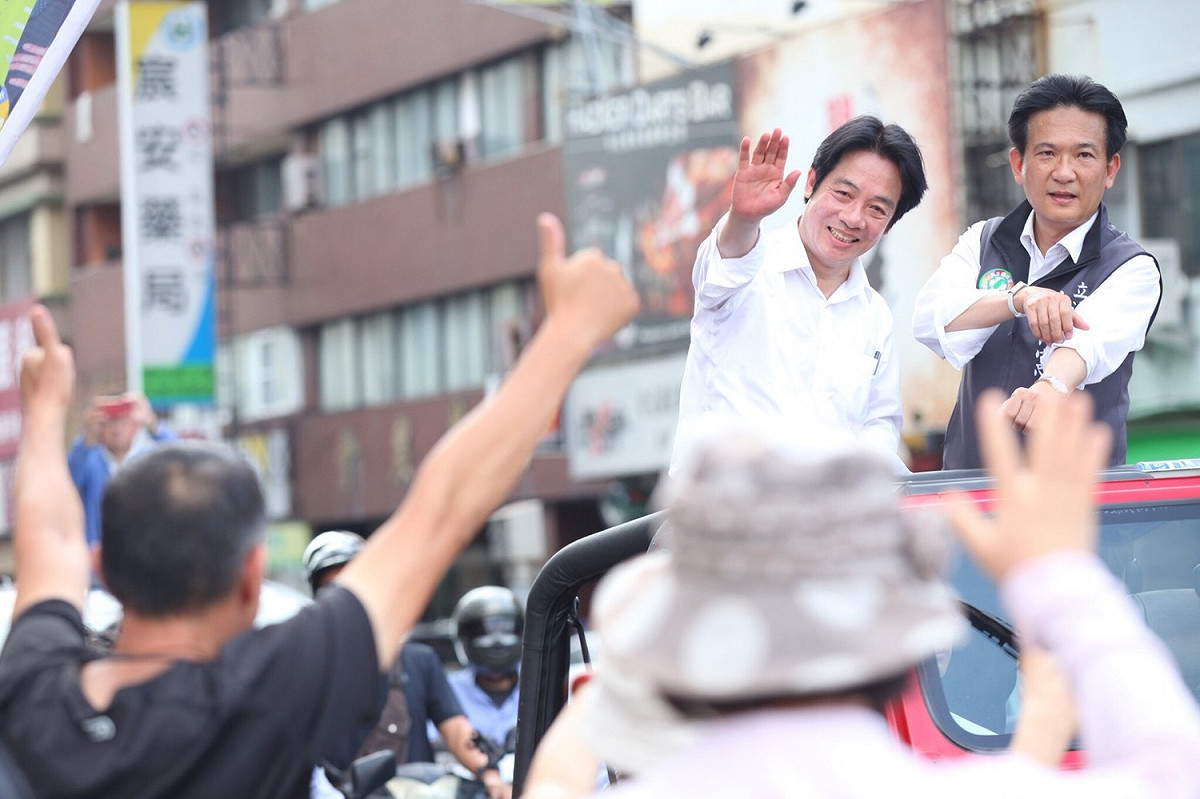 民進黨總統初選參選人賴清德今日領著「壯大台灣車隊遊行」從屏東出發，一路北上掃街到高雄、台南地區。 圖：賴清德競選辦公室提供
