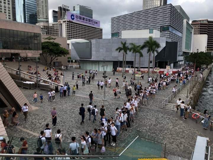 稍早前香港尖沙咀天星碼頭人龍集結狀況。  圖：翻攝自全球集氣反送中臉書粉絲頁