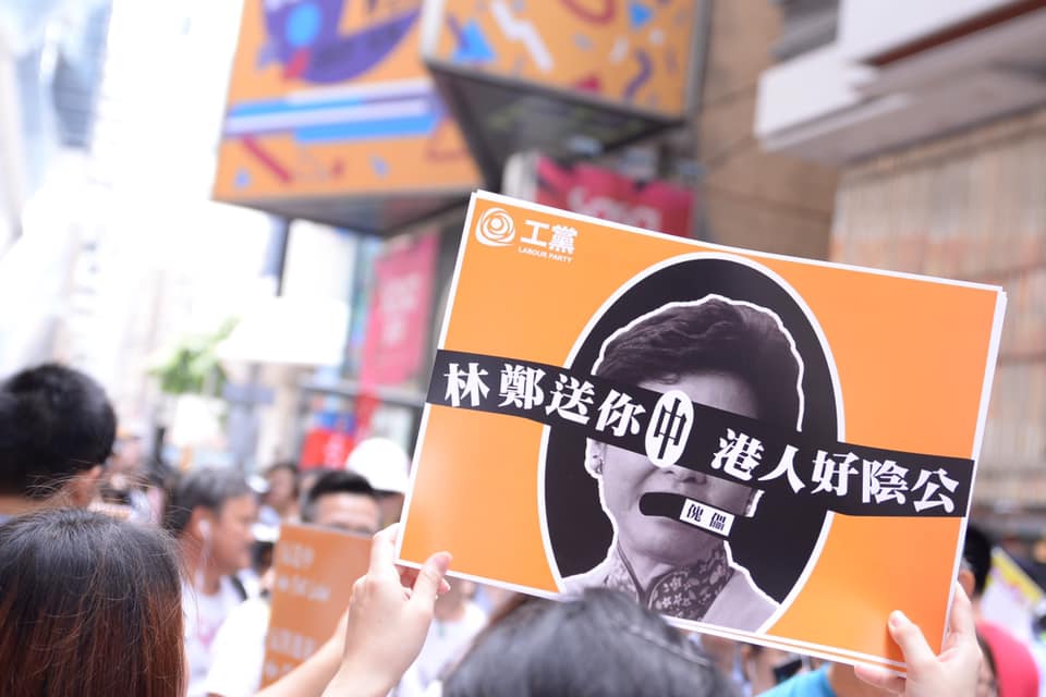 香港民眾手持抗議標語。 圖：翻攝自工黨 LabourParty HK臉書粉絲頁