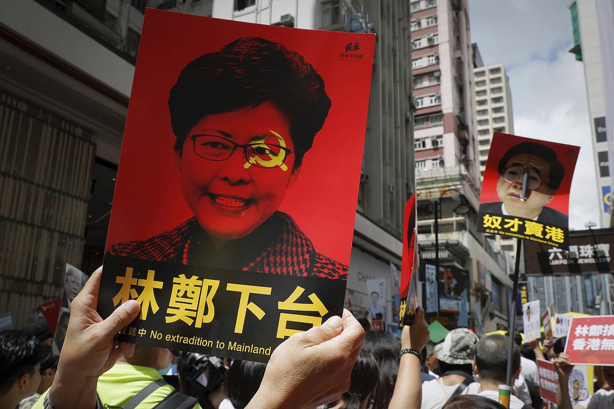 抗議者在遊行中高喊「反送中，撤惡法，反對修訂引渡條例，林鄭月娥下台，鄭若驊，李家超下台」。 圖：達志影像 / 美聯社