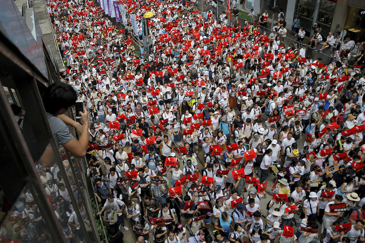 民陣9日號召近百萬港民走上街頭抗議逃犯條例修訂，16日將再度號召民眾大遊行，學者認為若能再次聚集數十萬人上街，港府就有可能找台階撤案。 圖：達志影像/美聯社