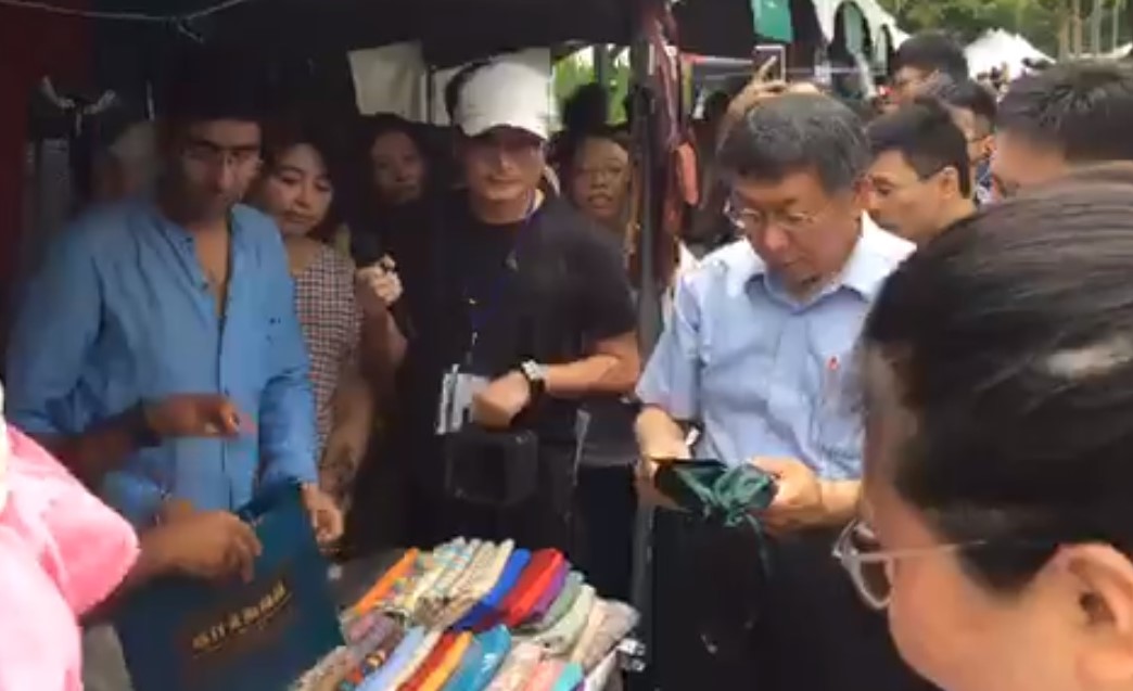 台北市長柯文哲今（9）日前往大安森林參加「2019台北開齋節暨穆斯林嘉年華」。 圖：翻攝自柯粉俱樂部