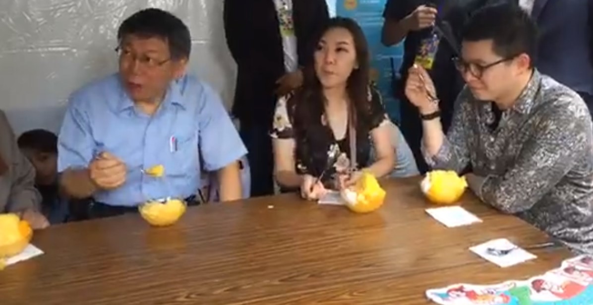 柯文哲除了到市集攤位上捧場外，還與網紅們坐下來品嚐經由穆斯林認證許可的芒果冰。 圖：翻攝自柯粉俱樂部