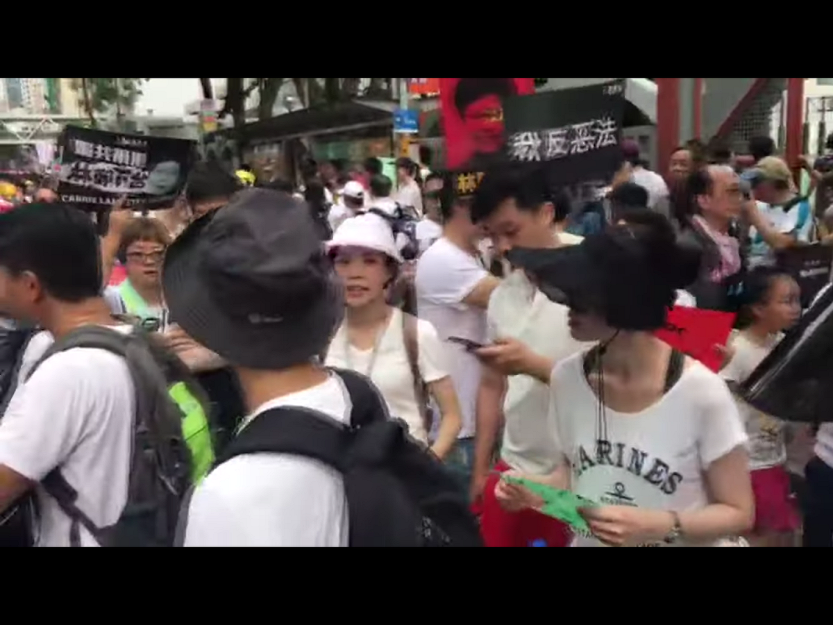 香港「反送中」遊行的龐大隊伍末端，直到今晚近7時才完全從維多利亞公園出發。香港警方晚間公布，遊行隊伍共有15.3萬人離開維園。 圖：翻攝自Youtube