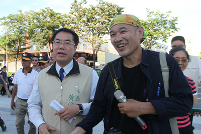 台南市長黃偉哲（前左）9日上午前往高雄為前行政院長賴清德加油，下午在台南的行程沒有現身。他表示， 總統蔡英文的行程他也出席，兩邊都支持。 圖：中央社