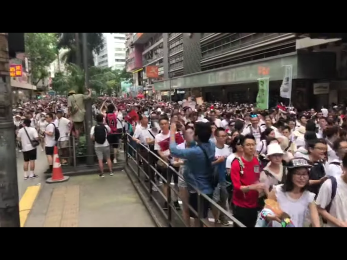香港泛民派今天發起「反送中」遊行，警方估計逾15萬人參加。陸委會晚間除呼籲港府應撤回修法，勿再裝聾作啞外，並呼籲國人以香港為鑑，明辨中共「一國兩制台灣方案」的騙術。 圖：翻攝自Youtube