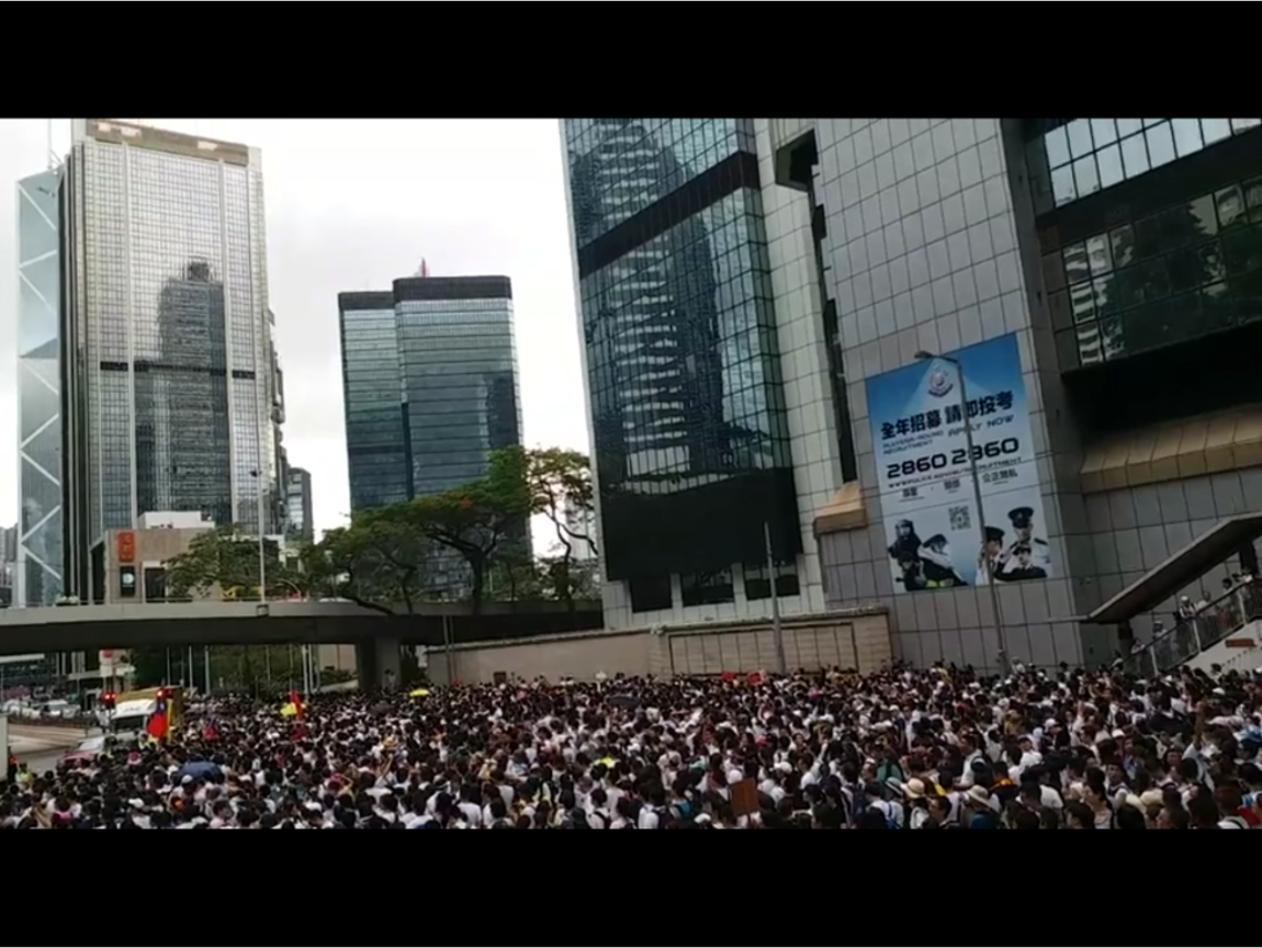 香港民眾今天上街反對修訂逃犯條例，這場「反送中」遊行也引起歐洲關注；歐盟在最新報告中也點出一國兩制壓力日增，有人質疑香港可否維持高度自治及商業中心地位。 圖：翻攝自Youtube