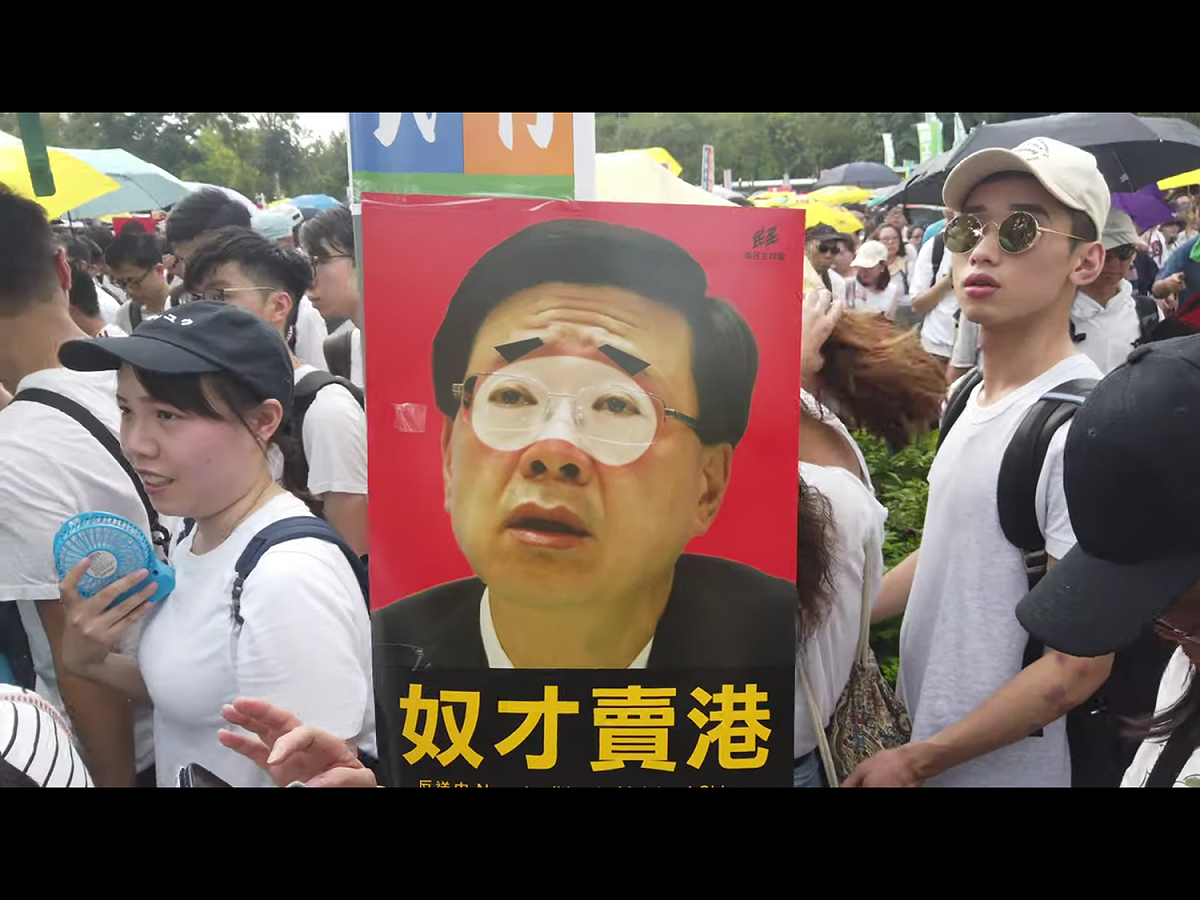 香港泛民主派宣稱，今天反對政府修訂逃犯條例的「反送中」遊行有超過100萬人參加。各大外媒紛作相關分析報導，點出港府修法引發的人權疑慮，以及對法治和言論自由的侵害。 圖：翻攝自Youtube