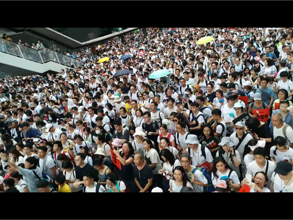 「反送中」大遊行集結上百萬人上街抗議，但香港特首林鄭月娥仍不顧民意，堅持修法立場，讓許多港民無法接受，導致抗議行動漸趨擴大，警民衝突不斷，對此，香港中文大學教授蔡玉萍寫了一封公開信奉勸林鄭月娥及官員們，香港的未來掌握在你們手上，青春的生命能否綻放，就在你們的一念之間。 圖：翻攝自Youtube