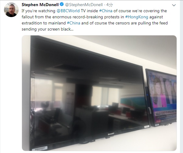 英國BBC駐中國記者麥笛文10日在推特表示，BBC大幅報導香港反送中遊行，在中國遭到蔽屏，螢幕一片黑。 圖：翻攝自麥笛文推特