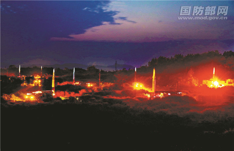 中國軍方2日傳出在渤海灣試射疑似「巨浪-3」潛射飛彈，遭美方專家打臉，圖為中國國防部發布導彈發射夜間演練照片。 圖：翻攝自中國國防網