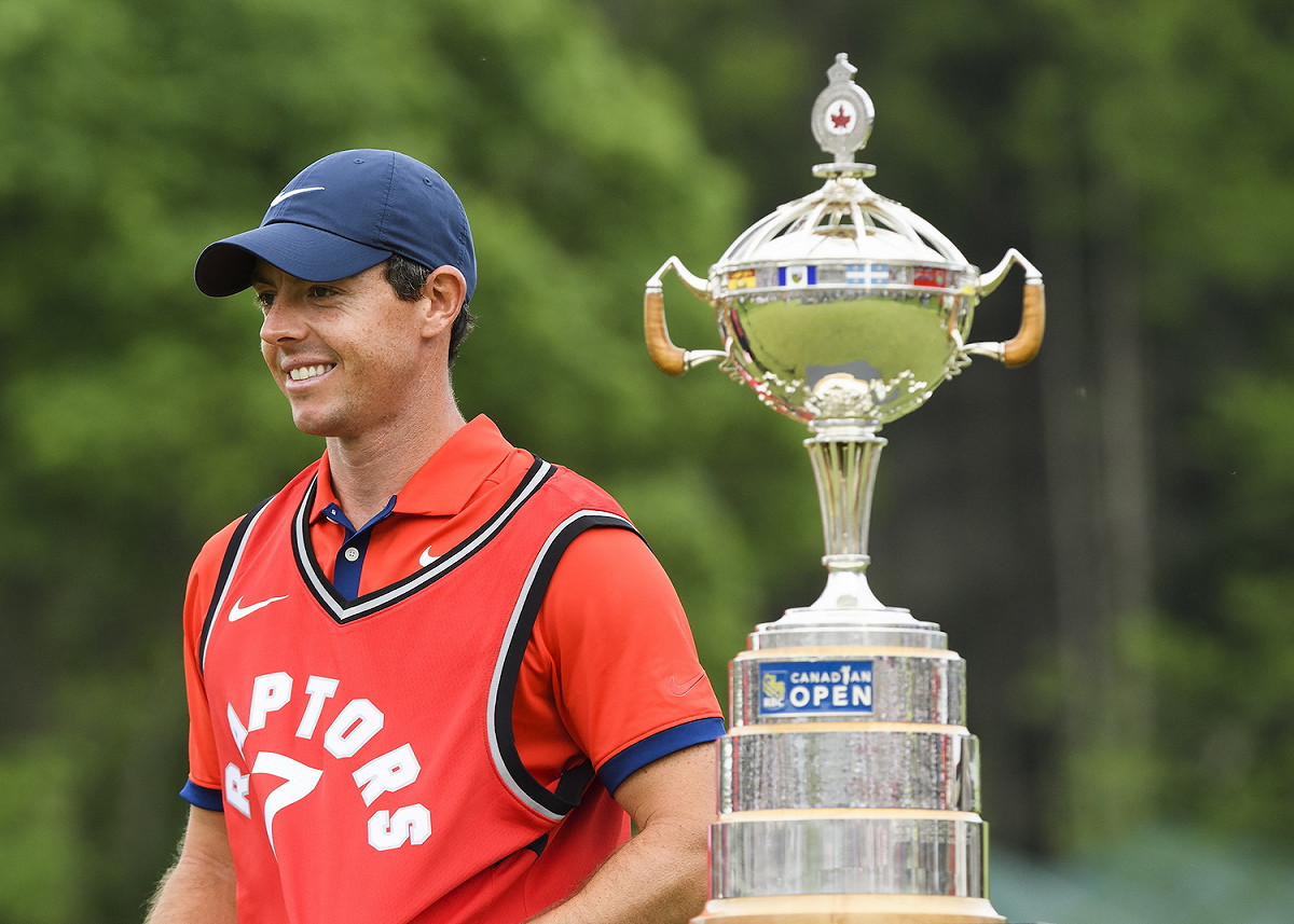 Rory McIlroy 穿上暴龍球衣支持。 圖／美聯社／達志影像