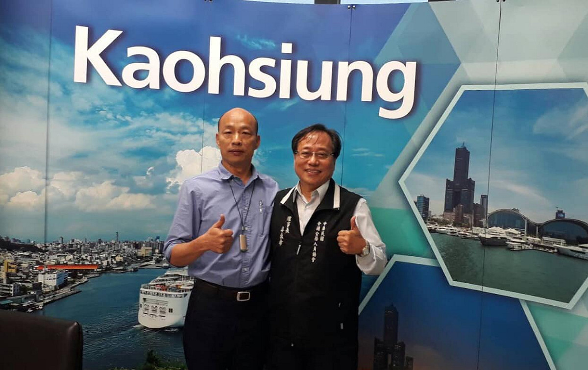 全國公務人員協會榮譽理事長李來希（右）高雄市長韓國瑜（左）。 圖：翻攝李來希臉書（資料照）