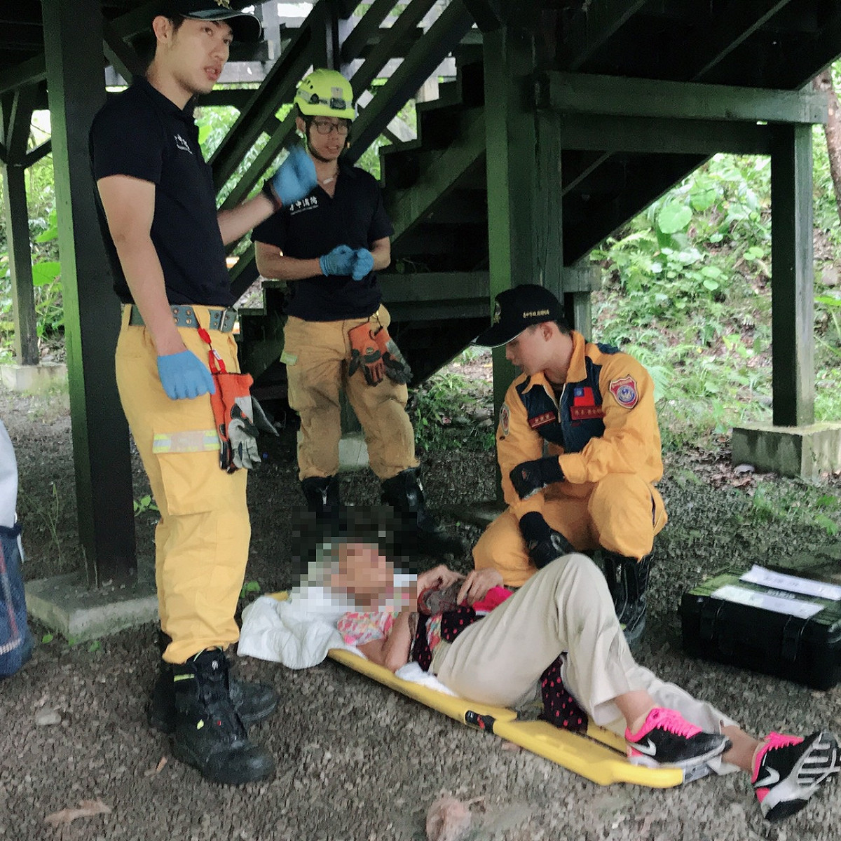 台中市霧峰區青桐林生態園區木棧平台今（10）日崩塌意外導致多人受傷，救護人員將傷者送醫。 圖 : 台中市政府/提供