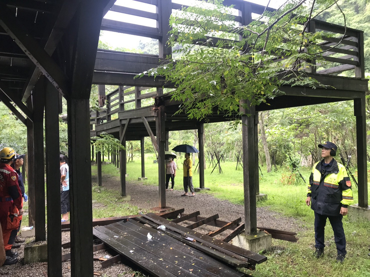 青桐林園區木棧平台白蟻侵蝕崩塌。 圖 : 台中市政府/提供