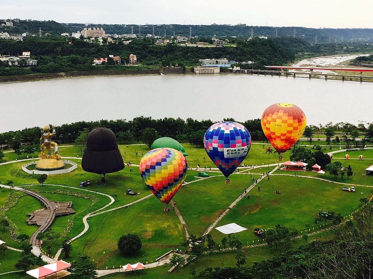桃園熱氣球嘉年華在石門水庫南苑生態公園舉行，民眾可預約報名搭乘熱氣球升空，一覽石門水庫全景風貌。 圖：桃園市政府觀光旅遊局/提供