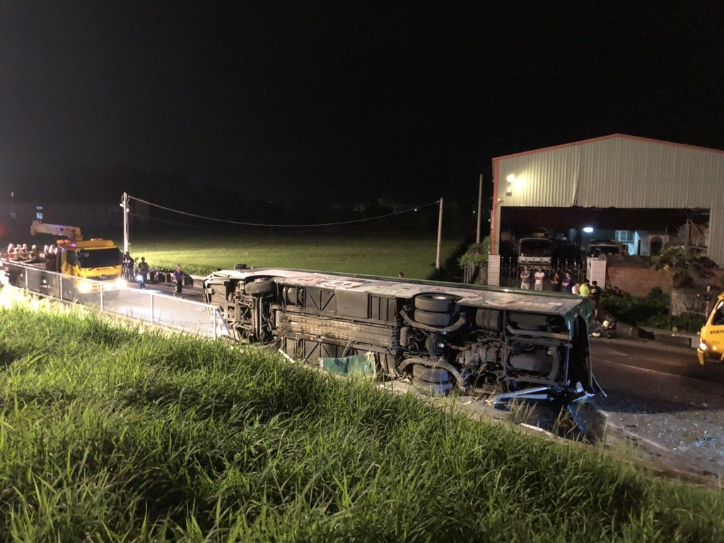 一輛國道客運巴士10日晚間行經中山高彰化路段，突然失控衝出邊坡，掉落平面道路，彰化縣消防局統計車內共16人受傷送醫，其中1人失去生命徵象。 圖：彰化縣消防局提供