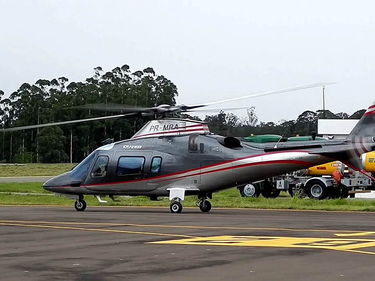 一架奧古斯塔（Agusta）A109E型直升機（如圖為同款機）今天在紐約曼哈頓大廈頂樓墜毀，駕駛當場喪命。這起意外驚動曾歷經911事件的紐約客，紐約市長白思豪表示，暫無跡象顯示墜機意外與恐怖攻擊有關。 圖：翻攝自Youtube