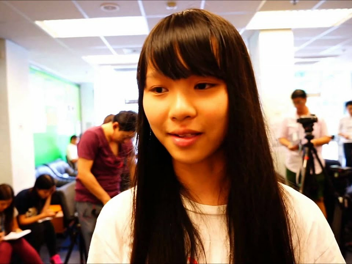 22歲的周庭（如圖，資料照片）是香港民主派政黨「香港眾志」的成員，昨天她在香港參加「反送中」百萬人遊行後，搭機抵達日本，今天下午在位於東京的日本記者俱樂部召開記者會，她以流利的日文呼籲包括日本在內的國際社會關注香港的民主。 圖：翻攝自Youtube