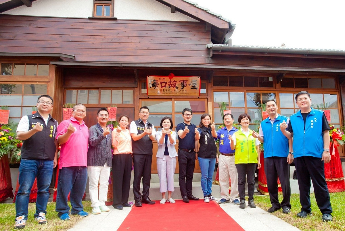 開館茶會，縣長張麗善、立法委員劉建國等人大合照。 圖：台西 海口故事屋臉書／提供