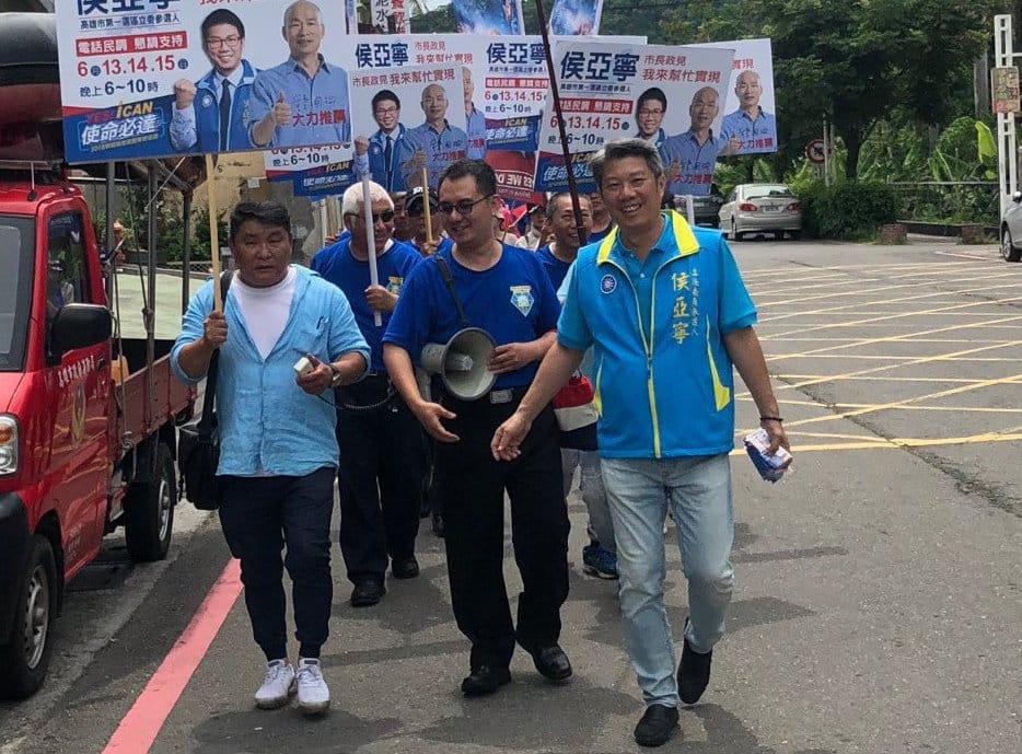 侯亞寧(右)宣稱現在民調僅小輸邱議瑩5%。 圖：翻攝侯亞寧臉書
