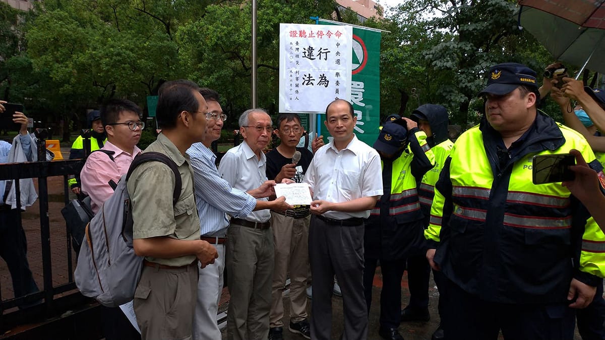 中選會官員接下環團陳情。 圖：陳佩君／攝