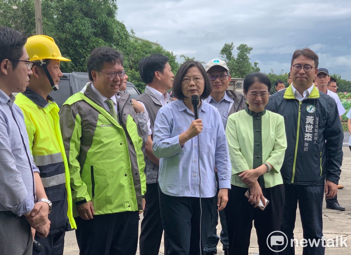 總統蔡英文今(11)日到桃園視察「觀音區樹林里蓮花滯洪池」，市長鄭文燦全程陪同。 圖：林昀真/攝