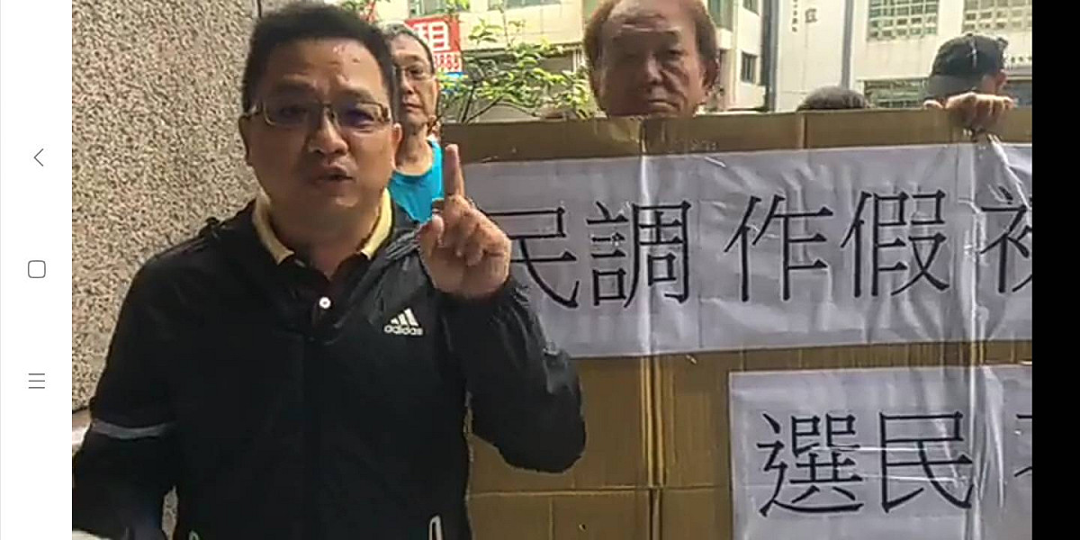 張顯耀服務處主任盧翊淮發表五項聲明。 圖：圖：翻攝張顯耀臉書直播