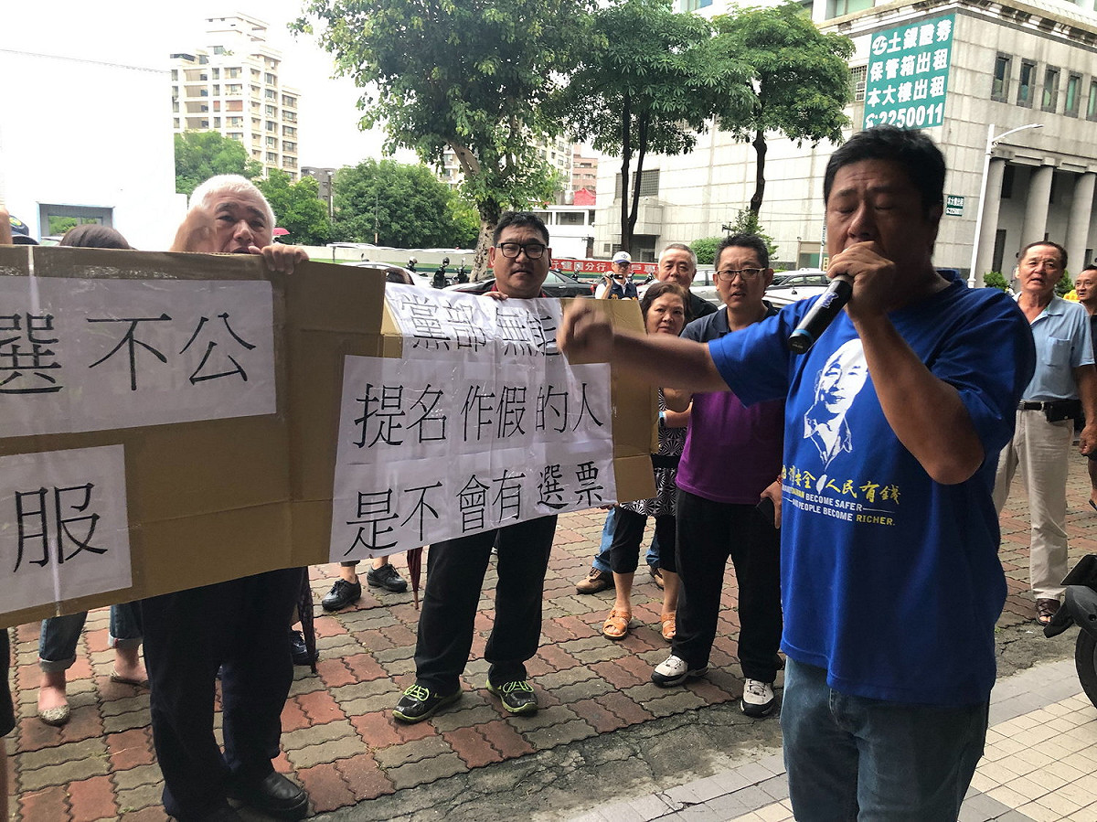 杏仁哥到場聲援張顯耀，要市黨部給公道。 圖：張顯耀服務處/提供
