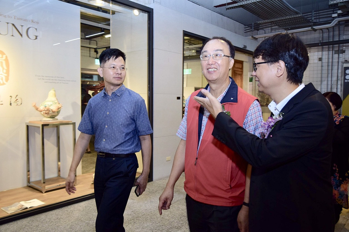 國立臺中科技大學商業設計系洪祺森主任為施國隆局長導覽展覽內容。 圖：文化部文化資產園區/提供